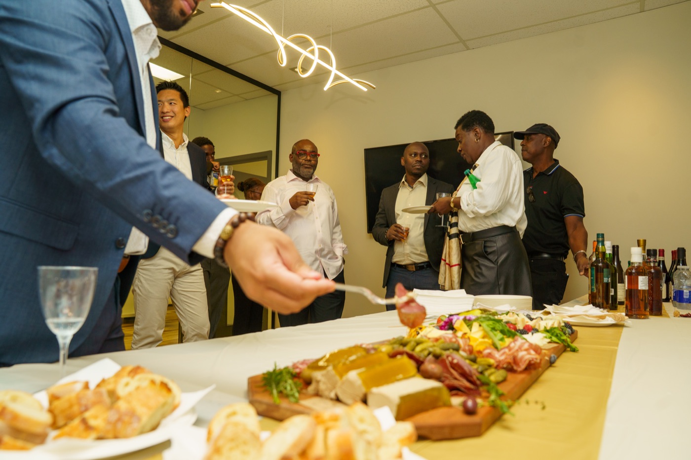 Invités échangeant autour du buffet lors de l'inauguration des bureaux FSK